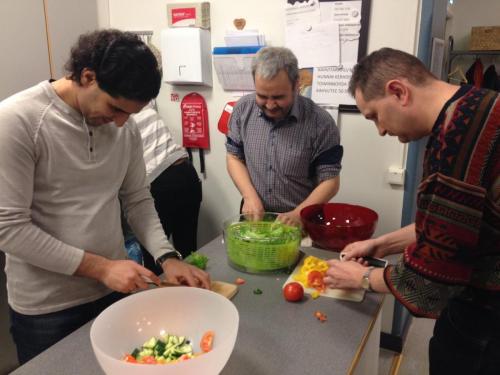 Keskittyneitä miehiä salaatinvalmistushommissa. Kuvassa vasemmalta Espi, Ali, Ibis. — at Pengertupa. 10.2.2016